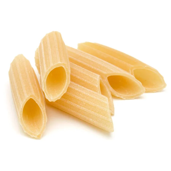 Massa italiana isolada sobre fundo branco. Pennoni. Penne rigat — Fotografia de Stock