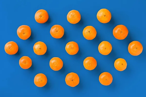 Patrón de fruta de mandarina o mandarina naranja fresca en la espalda azul — Foto de Stock