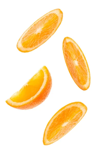 Queda de fatias de frutas de laranja frescas isoladas no fundo branco c — Fotografia de Stock