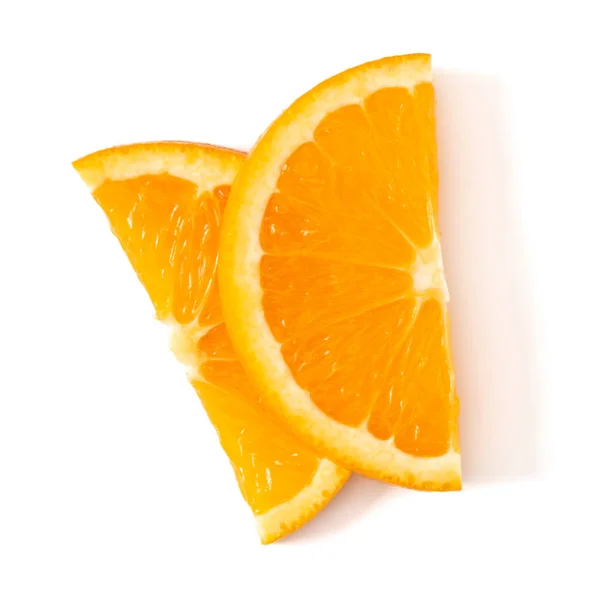 Apelsin frukt slice layout isolerad på vit bakgrund närbild. — Stockfoto