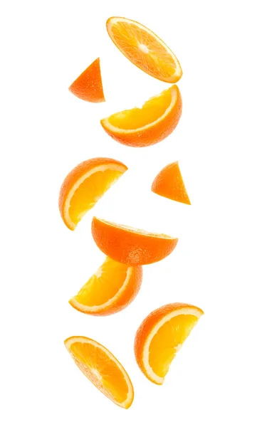 Tranches de fruits d'orange fraîches tombantes isolées sur fond blanc c — Photo