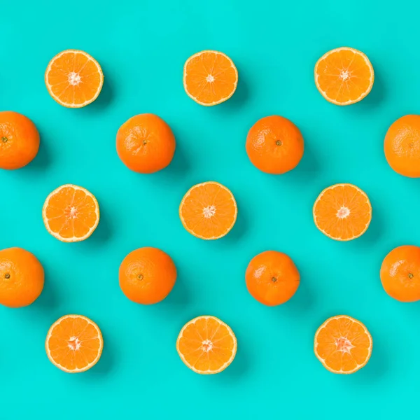 Frukt mönster av färska Mandarin skivor på blå bakgrund. Platt — Stockfoto