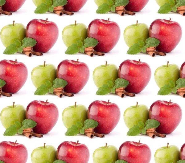 Kırmızı ve yeşil elma, tarçın sopa ve natürmort nane yaprakları — Stok fotoğraf
