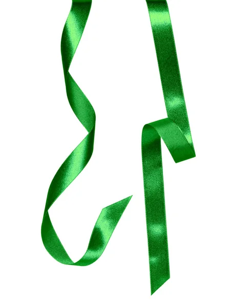 Блискуча атласна стрічка в зеленому кольорі ізольована на білому тлі  . — стокове фото