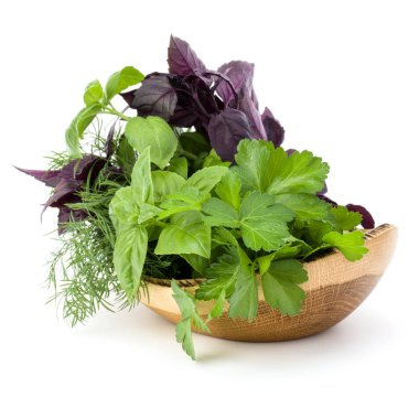 Taze baharatlar ve otlar üzerinde beyaz backgr izole hasır sepet