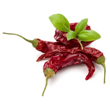 Kurutulmuş kırmızı biber veya kırmızı biber biber beyaz arkasında izole