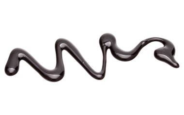 Beyaz arkaplanda izole edilmiş çikolata şurubu damlası