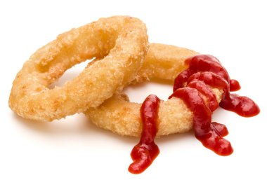 Gevrek derin kızarmış soğan veya ketçap izole o yüzükle kalamar