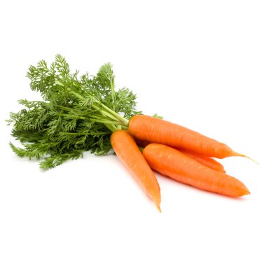 Beyaz arkaplan kesiminde yapraklı havuç sebzesi