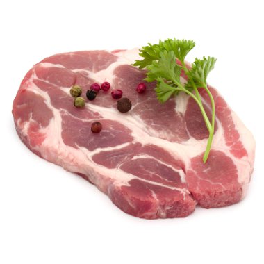 Çiğ domuz eti boyun pirzola et maydanoz bitki yaprakları ve biber ile 