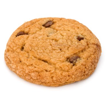 Beyaz arka plan üzerinde izole bir çikolata parçalı kurabiye. Tatlı bı