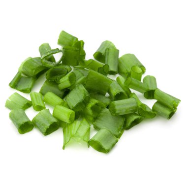 doğranmış taze soğan veya beyaz arka plan üzerinde cu izole yeşil soğan