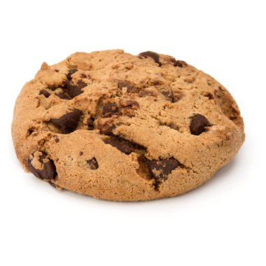 Beyaz arka plan üzerinde izole bir çikolata parçalı kurabiye. Tatlı bı