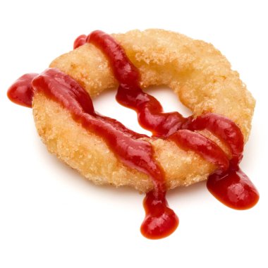 Gevrek derin kızarmış soğan veya ketçap izole o yüzükle kalamar