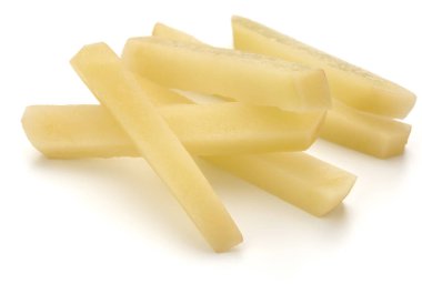 Çiğ patates kızartması w izole için hazırlanan şeritler dilimlenmiş