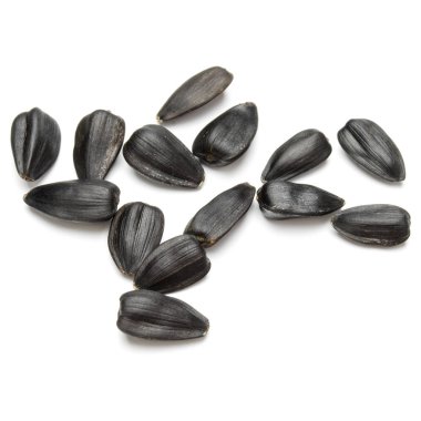 Beyaz arkaplanda izole edilmiş ayçiçeği tohumları yakın plan