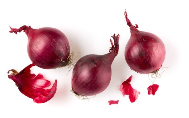 Beyaz arka plan kesme, üstten görünüm izole kırmızı soğan