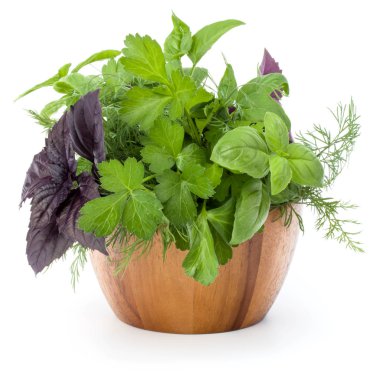 Taze baharatlar ve otlar üzerinde beyaz backgr izole hasır sepet