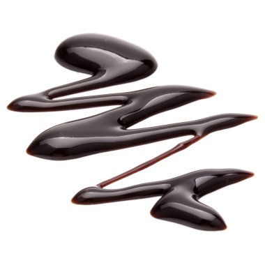 Beyaz arkaplanda izole edilmiş çikolata şurubu damlası