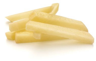 Çiğ patates kızartması w izole için hazırlanan şeritler dilimlenmiş