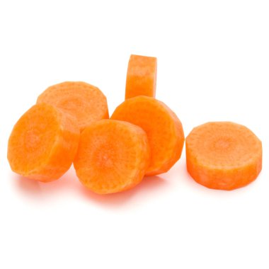 Beyaz arka plan kesme izole doğranmış havuç dilimleri