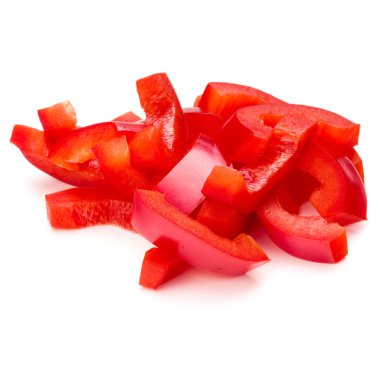 Beyaz arka plan üzerinde izole şeritler dilimlenmiş kırmızı tatlı dolmalık biber