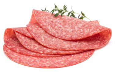 Beyaz arka planda izole edilmiş salam tütsülenmiş sosis dilimleri