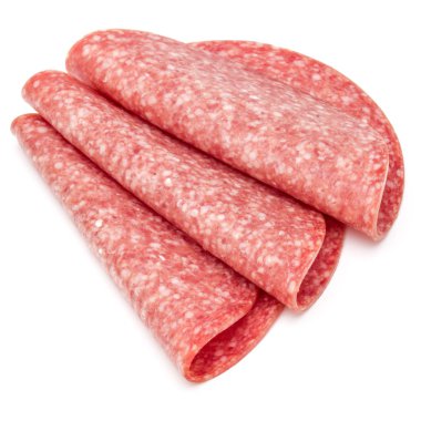 Beyaz arka planda izole edilmiş salam tütsülenmiş sosis dilimleri