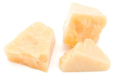 Beyaz arka plan kesme izole rendelenmiş parmesan peyniri