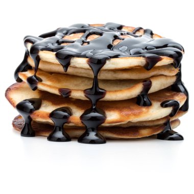 Krep yığını beyaz zemin üzerine çikolata şurubu ile