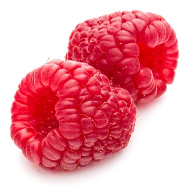 Beyaz arka planda izole edilmiş olgun ahududular. 