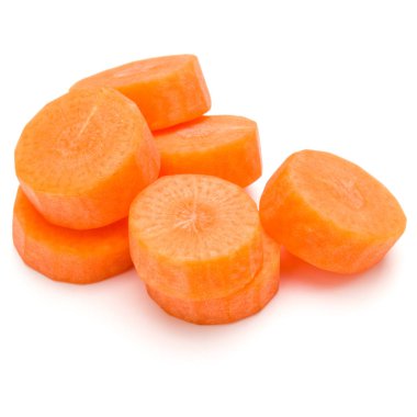 Beyaz arka plan kesme izole doğranmış havuç dilimleri