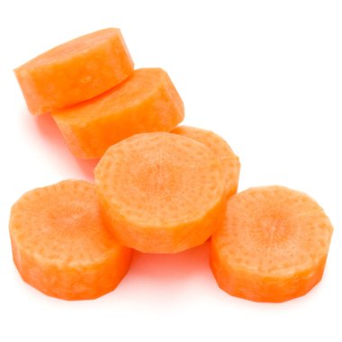 Beyaz arka plan kesme izole doğranmış havuç dilimleri