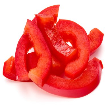 Beyaz arka plan üzerinde izole şeritler dilimlenmiş kırmızı tatlı dolmalık biber