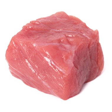 Beyaz arka plan kes şunu om çiğ kıyılmış sığır eti küp izole.