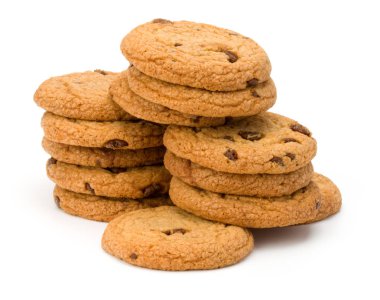 Beyaz arka plan üzerinde izole çikolatalı kurabiye yığılmış. SWE