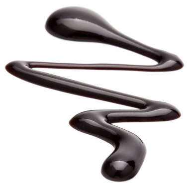 Beyaz arkaplanda izole edilmiş çikolata şurubu damlası