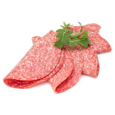 Beyaz arka planda izole edilmiş salam tütsülenmiş sosis dilimleri