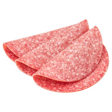 Beyaz arka planda izole edilmiş salam tütsülenmiş sosis dilimleri