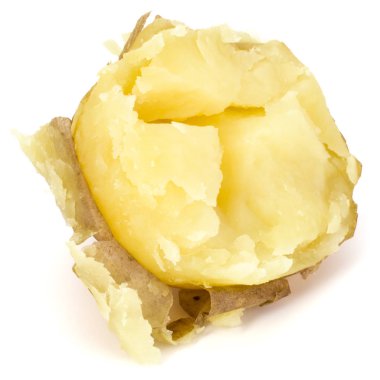 bir yarısı beyaz arka plan cutou izole soyulmuş patates haşlanmış