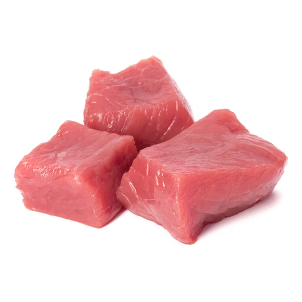 Сырая нарезанная говядина куски мяса изолированы om белый фон вырезать или — стоковое фото