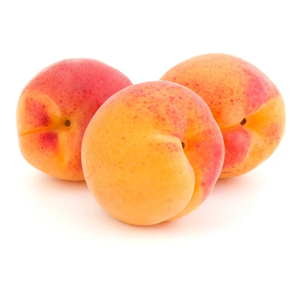 Tre Aprikossoppa frukt isolerad på vit bakgrund cutout — Stockfoto
