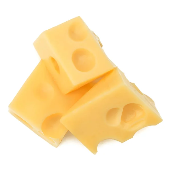 Cubos de queso. Bloque de queso aislado sobre fondo blanco cutou — Foto de Stock