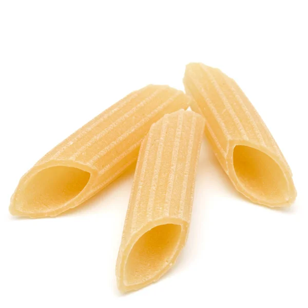 Italiensk pasta isolerad på vit bakgrund. Pennoni. Penne rigat — Stockfoto