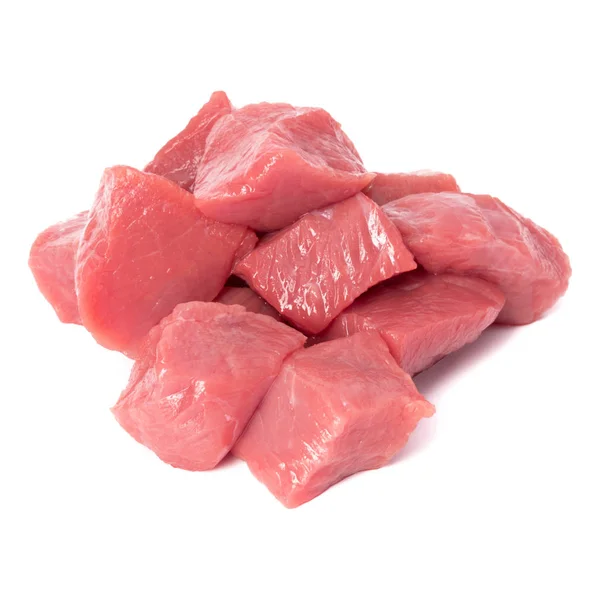 Rå hackad biff kött bitar isolerade om vit bakgrund skär ou — Stockfoto