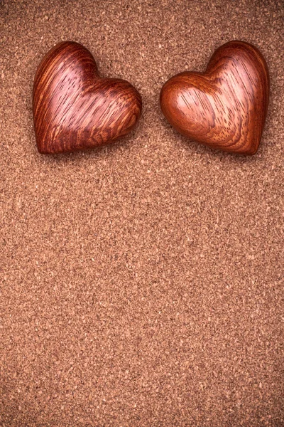 Dos corazones de madera sobre fondo rústico de madera. Día de San Valentín con — Foto de Stock