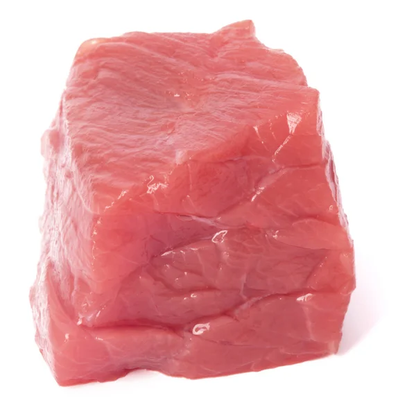 Cube de viande de bœuf haché cru isolé om fond blanc découpé . — Photo