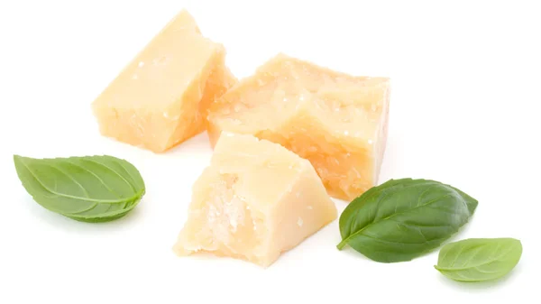Starty parmezan ser i bazylię liść na białym tle na białym tle — Zdjęcie stockowe