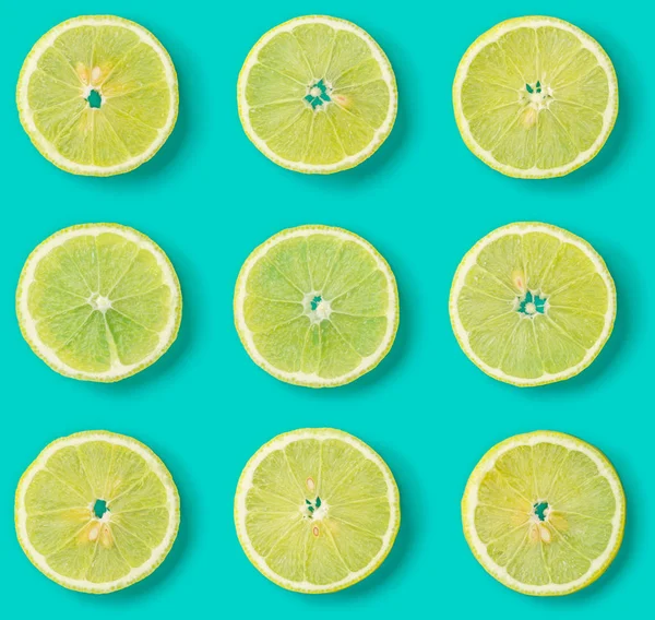 Fruit pattern of lemon slices on blue background. Flat lay, top — Stock Photo, Image