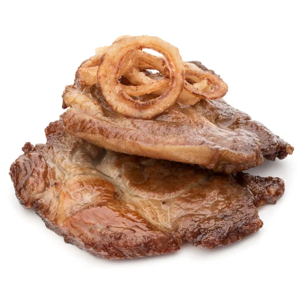 Мясо жареной свинины с луковыми ломтиками гарнир изолирован по whi — стоковое фото